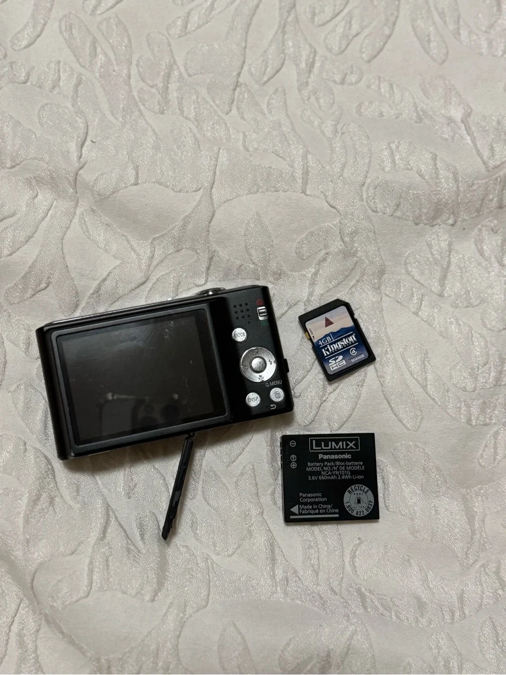 Panasonic Lumix Dmc-Fh25 16.1 Mp Digital Camera with Leica 8x Optical Zoom
